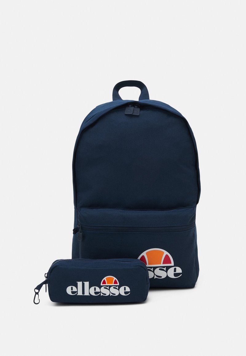 Zaino blu navy con tasca frontale con zip e logo; include una custodia per matite abbinata. Realizzato in tessuto resistente, presenta un design arrotondato.