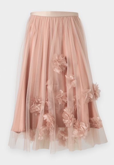 Φούστα από τούλι σε απαλό ροζ χρώμα με σατέν ζώνη στη μέση. Διαθέτει στρώσεις από διάφανο ύφασμα και τρισδιάστατες διακοσμήσεις με λουλούδια σε όλη την επιφάνεια.