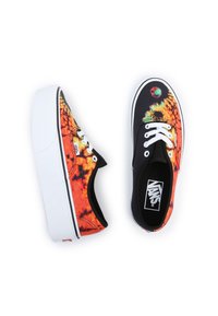 Svarta och orange tie-dye canvas sneakers med en vit plattformssula, som har vita snörningar och Vans-logotypdetalj på sidorna.