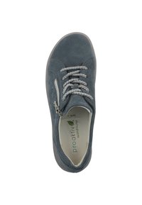 Grå mockasneaker med rund tå, snörning, sidogångjärn och vadderad sula. Har ett mönstrat snöre och en flexibel gummisula.