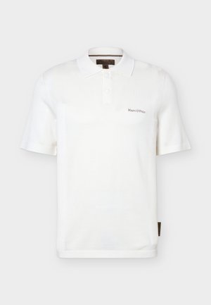 Bílé polo tričko s krátkým rukávem se dvěma knoflíky a výšivkou "Marc O’Polo" na levé straně hrudi.