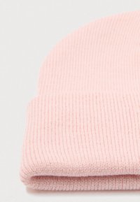 Cappello lavorato a maglia rosa con risvolto, caratterizzato da una texture a coste e un tessuto morbido, progettato per calore e comfort.