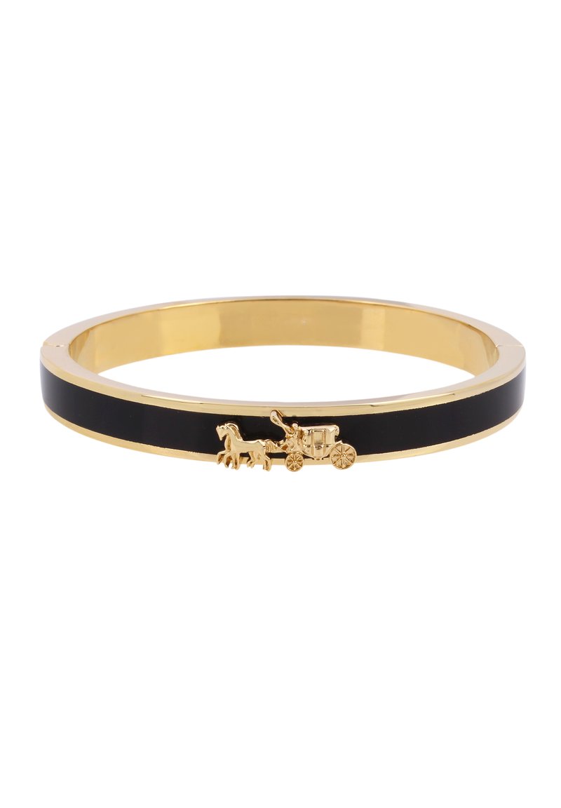 Bracelet doré avec une bande en émail noir, comportant un charm détaillé en forme de cheval et de carrosse en or. Design épuré avec une surface lisse.