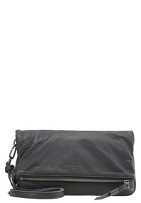 Pochette in pelle nera con finitura testurizzata, dotata di chiusura superiore con cerniera e tracolla removibile. Design minimalista.