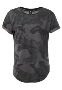 Šedé maskáčové tričko s krátkým rukávem a kulatým výstřihem, které má texturovaný vzor a mírně zakřivený spodní lem.