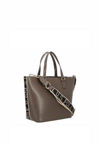 Bolso tote de cuero sintético marrón con doble asa superior y una correa desmontable con un diseño de logotipo. Forma rectangular con una textura suave.