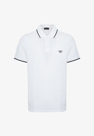 Weißes Poloshirt mit kurzen Ärmeln, schwarzem Besatz am Kragen und an den Ärmeln, drei Knöpfen und kleinem schwarzem Logo auf der linken Brustseite.