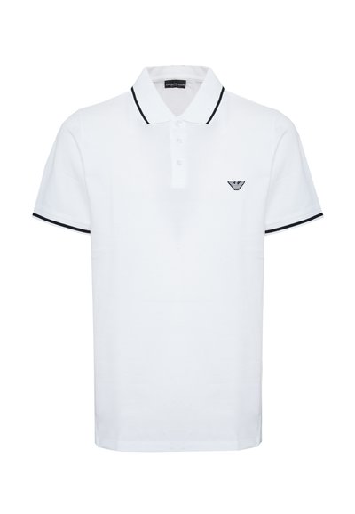 Biała koszulka polo z krótkim rękawem, czarnym obszyciem na kołnierzyku i rękawach, trzema guzikami oraz małym czarnym logo na lewej piersi.