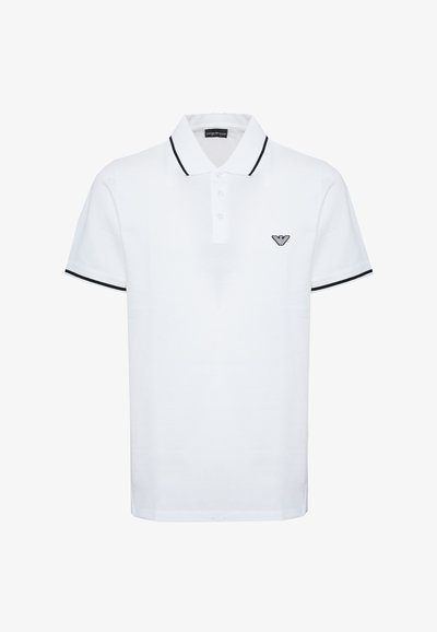 Biała koszulka polo z krótkim rękawem, czarnym obszyciem na kołnierzyku i rękawach, trzema guzikami oraz małym czarnym logo na lewej piersi.
