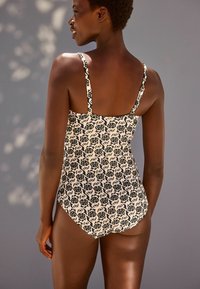 Next TUMMY CONTROL RUCHED BANDEAU STANDARD - Baddräkt - ecru black woodblock