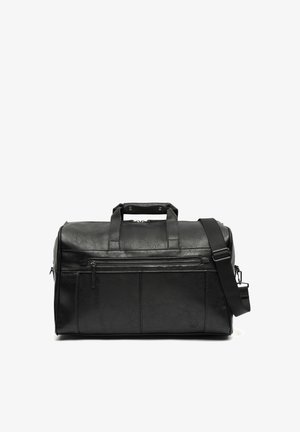 Črna usnjena torba za na rame z dvema ročkama, sprednjim žepom z zadrgo in nastavljivim naramnim trakom na belem ozadju.