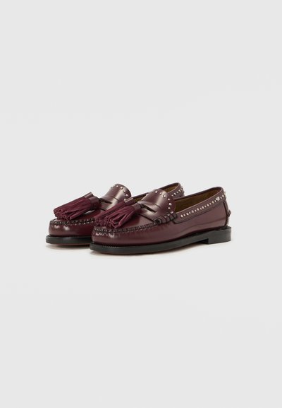 Bordo kožne loafers cipele s resicama, ukrašene zakovicama duž gornjeg dijela, i gumeni potplat za izdržljivost. Okrugli oblik prstiju i šivani detalji.