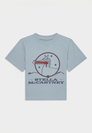 Hellblaues T-Shirt mit kurzen Ärmeln, mit einer Pferdekopf-Grafik innerhalb eines roten Kreises und einem roten Reißverschluss über dem Maul des Pferdes, mit dem Text "STELLA McCARTNEY" darunter.