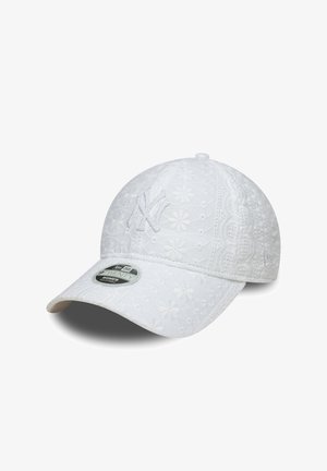 White New York Yankees baseball cap with floral lace embroidery and adjustable 9TWENTY women’s fit.