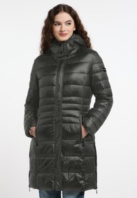 Gewatteerde donkergroene parka met hoge kraag, ritsluiting en zijzakken. Gladde textuur met horizontale gestikte ontwerpen.