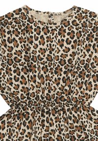 Leopardmönstrad klänning i beige med bruna och svarta fläckar. Har en rund halsringning och en rynkad midja för en avslappnad passform.