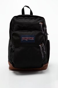 Sac à dos en tissu noir avec un fond marron, fermetures éclairs avec des tirettes à motifs, poche avant et patch logo. Il dispose d'une poignée supérieure et d'une poche en mesh sur le côté.