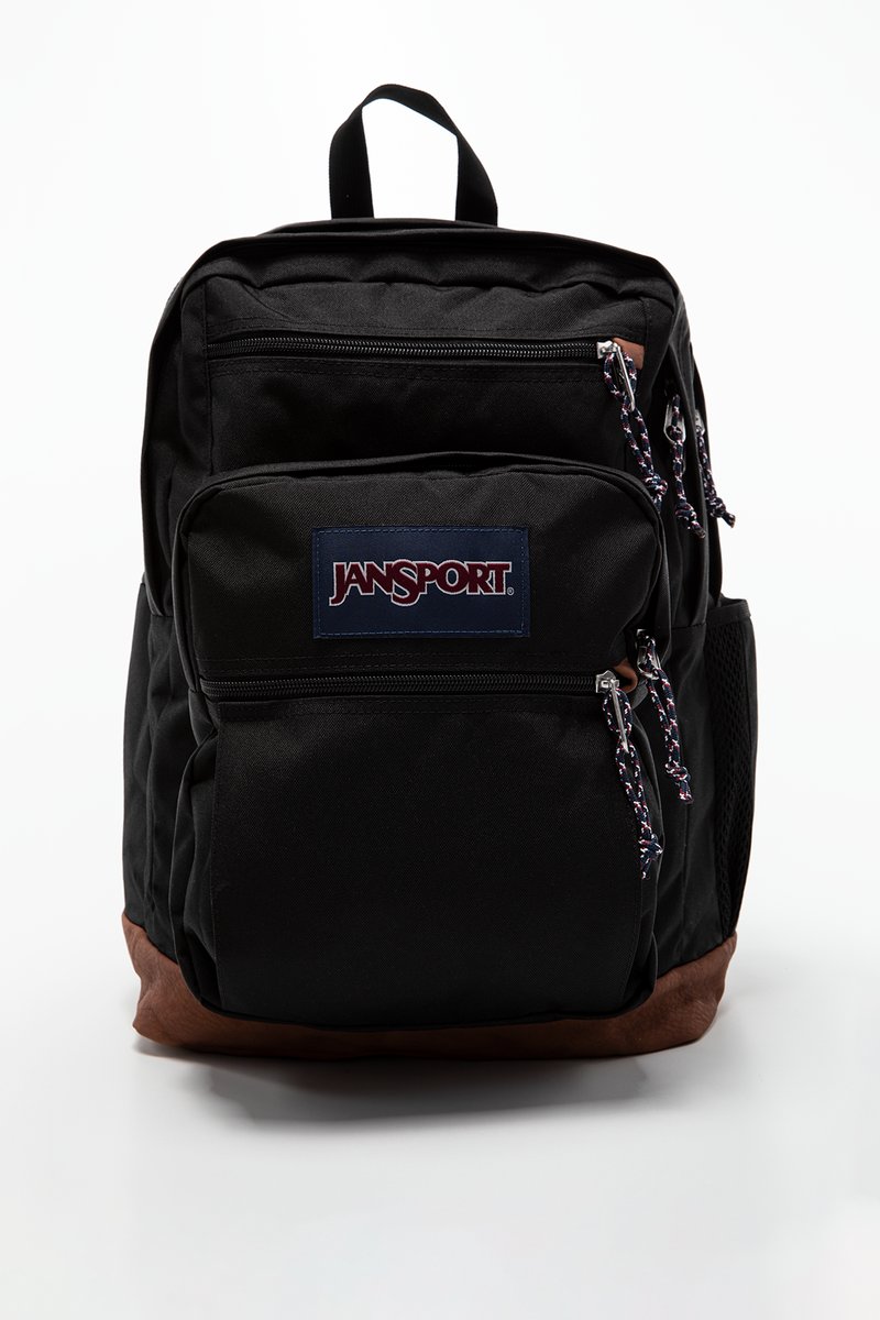 Sac à dos en tissu noir avec un fond marron, fermetures éclairs avec des tirettes à motifs, poche avant et patch logo. Il dispose d'une poignée supérieure et d'une poche en mesh sur le côté.