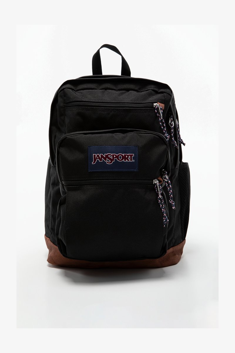 Mochila de tela negra con fondo marrón, cremalleras con tiradores con diseño, bolsillo frontal y parche con logotipo. Incluye un asa superior y un bolsillo de red lateral.
