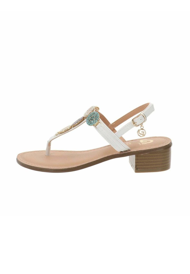 Sandales blanches avec un design à lanière entre les orteils, présentant une sangle texturée, des embellissements en or et turquoise, et un petit talon carré.