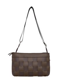 Brązowa pleciona skórzana torebka na ramię z zamkiem błyskawicznym, płaskim prostokątnym kształtem i odpinanym paskiem. Charakteryzuje się teksturowaną powierzchnią i ozdobnym przeszyciem.