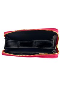 Portafoglio con cerniera in pelle rosa brillante con interno nero. Presenta più scomparti e un piccolo scomparto con cerniera. Accenti in hardware dorato.