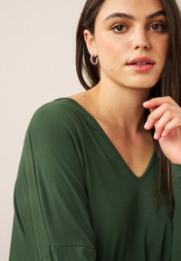 Next TALL - Langarmshirt - khaki green