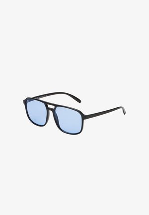 Zonnebril met zwart frame en vierkante glazen, voorzien van blauw getinte glazen en een slank, minimalistisch ontwerp. Lichtgewicht kunststof constructie.