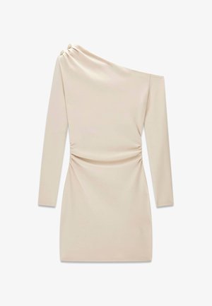 Vestito beige monospalla con maniche lunghe, dettagli arricciati sul lato, tessuto liscio e due bottoni decorativi sulla spalla.