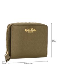 Cartera de cuero verde oliva con cremallera dorada, logotipo en relieve y dimensiones de 11,5 cm por 10 cm por 2,5 cm.