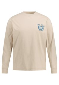 Maglietta beige a maniche lunghe in cotone con scollatura rotonda. Presenta un testo stampato blu "Air Race 80 JP1860" sul lato sinistro del petto.