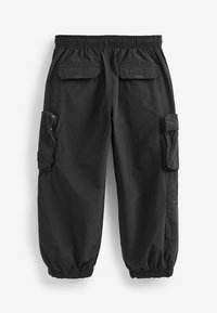 Schwarze Cargo-Hosen mit elastischem Bund, mehreren Taschen und elastischen Bündchen; aus einem leichten, glatten Gewebe gefertigt.
