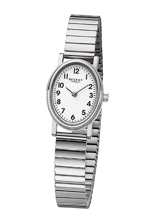 Montre-bracelet ton argent avec un cadran ovale blanc, des chiffres arabes noirs, des aiguilles des heures et des minutes noires, et un bracelet extensible en métal.