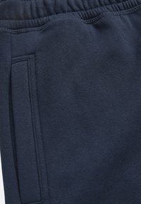 Navyblauwe joggingbroek van een zachte katoenmix, met een gladde textuur, elastische tailleband en zijzakken.