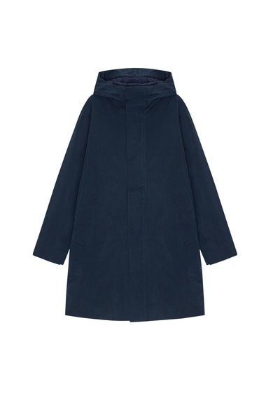 Marinblå vattentät jacka med huva, framdragkedja och två sidofickor. Slät textur och minimalistisk design, knälång.