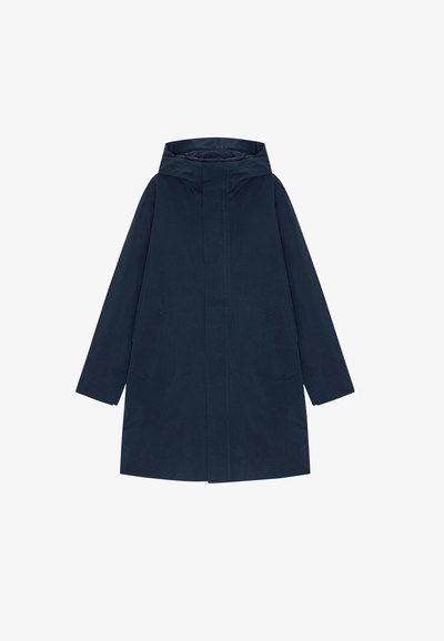 Granatowy, wodoodporny płaszcz z kapturem, z zamkiem błyskawicznym z przodu i dwiema bocznymi kieszeniami. Gładka tekstura i minimalistyczny design, do kolan.
