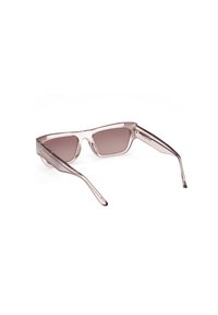 Occhiali da sole trasparenti con lenti a gradiente rosa soft, montatura rettangolare e stanghette spesse con un logo sul lato.