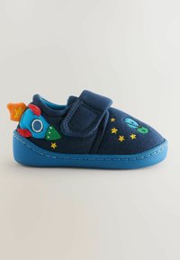 Chaussure enfant bleu marine avec un motif de fusée, des étoiles jaunes et une semelle bleue, dotée d'une large bride à scratch.