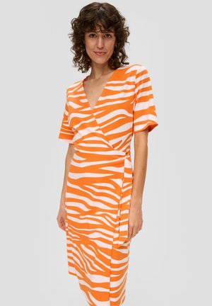 Oranje en witte zebra gestreepte wikkeljurk met korte mouwen, v-hals en een strik in de taille. Gemaakt van lichte, gladde stof.