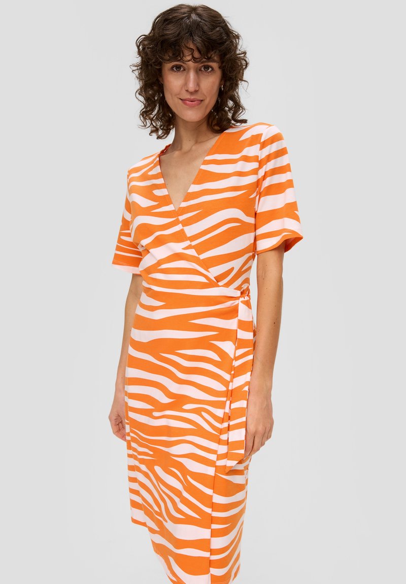 Orangen- und weiß gestreifter Wickelkleid mit kurzen Ärmeln, V-Ausschnitt und einer Bindung in der Taille. Hergestellt aus leichtem, glattem Stoff.