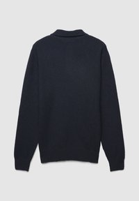 Marineblaues Strickpullover mit Kragen, langen Ärmeln und einem strukturierten Stoff. Die Rückseite hat eine glatte Oberfläche ohne Verzierungen.