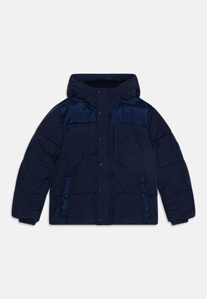 Mornarsko modra napihnjena jakna s kapuco, ki ima zadrgo spredaj, pritrdilne gumbe in stranske žepe; prešita tekstura in kontrastni panel.