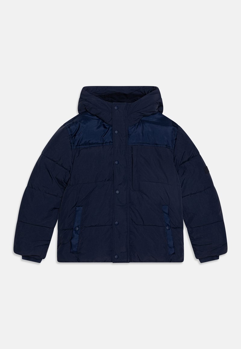 Pomorska plava pufasta jakna s kapuljačom, koja ima zatvarač sprijeda, š snap dugmadi i bočnim džepovima; quilted tekstura i kontrastni panel.