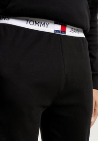 Tommy Jeans HERITAGE BADGE - Pyjamasbukse - black