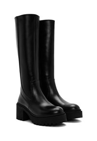 Czarne skórzane botki do kolan z okrągłym noskiem, masywną platformą i teksturowanymi detalami wzdłuż boków. Gładkie wykończenie.