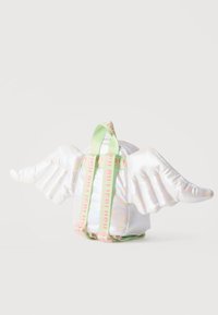 Μικρό ιριδίζον σακίδιο πλάτης με φουσκωτά λευκά πλευρικά εξαρτήματα σε σχήμα φτερών και παστέλ πράσινους ιμάντες ώμου με ροζ κείμενο.