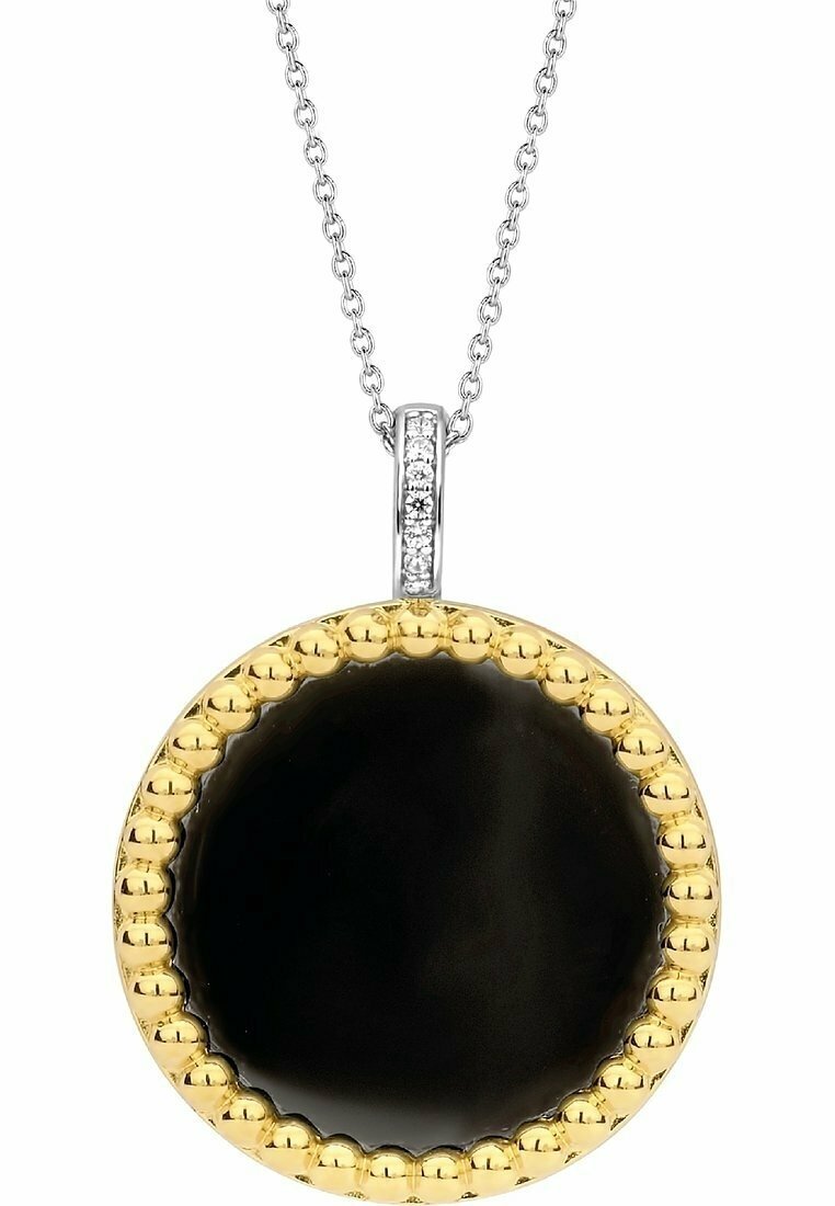 Pendentif rond noir avec une bordure perlée dorée suspendu à une chaîne argentée avec une petite rangée de pierres transparentes sur la bélière.