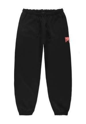 Czarne dresy wykonane z miękkiego materiału, z elastycznym pasem w talii ze sznurkiem, bocznymi kieszeniami i czerwonym logo na lewej udzie.