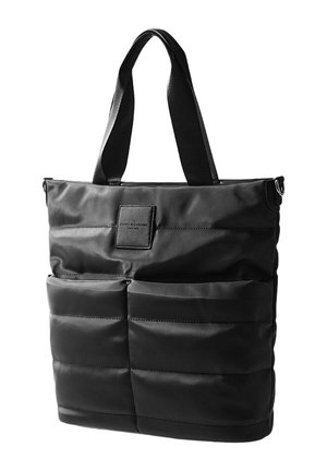 Czarna pikowana torba typu tote z dwoma przednimi kieszeniami i podwójnymi uchwytami, prosty design z przeszywanymi poziomymi liniami i małą prostokątną naszywką z logo.