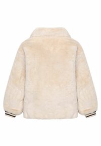 Krémově zbarvená bunda z umělé kožešiny s límcem, dlouhými rukávy a pruhovanými manžetami. Měkká textura a volný střih. Žádná viditelná zapínání.